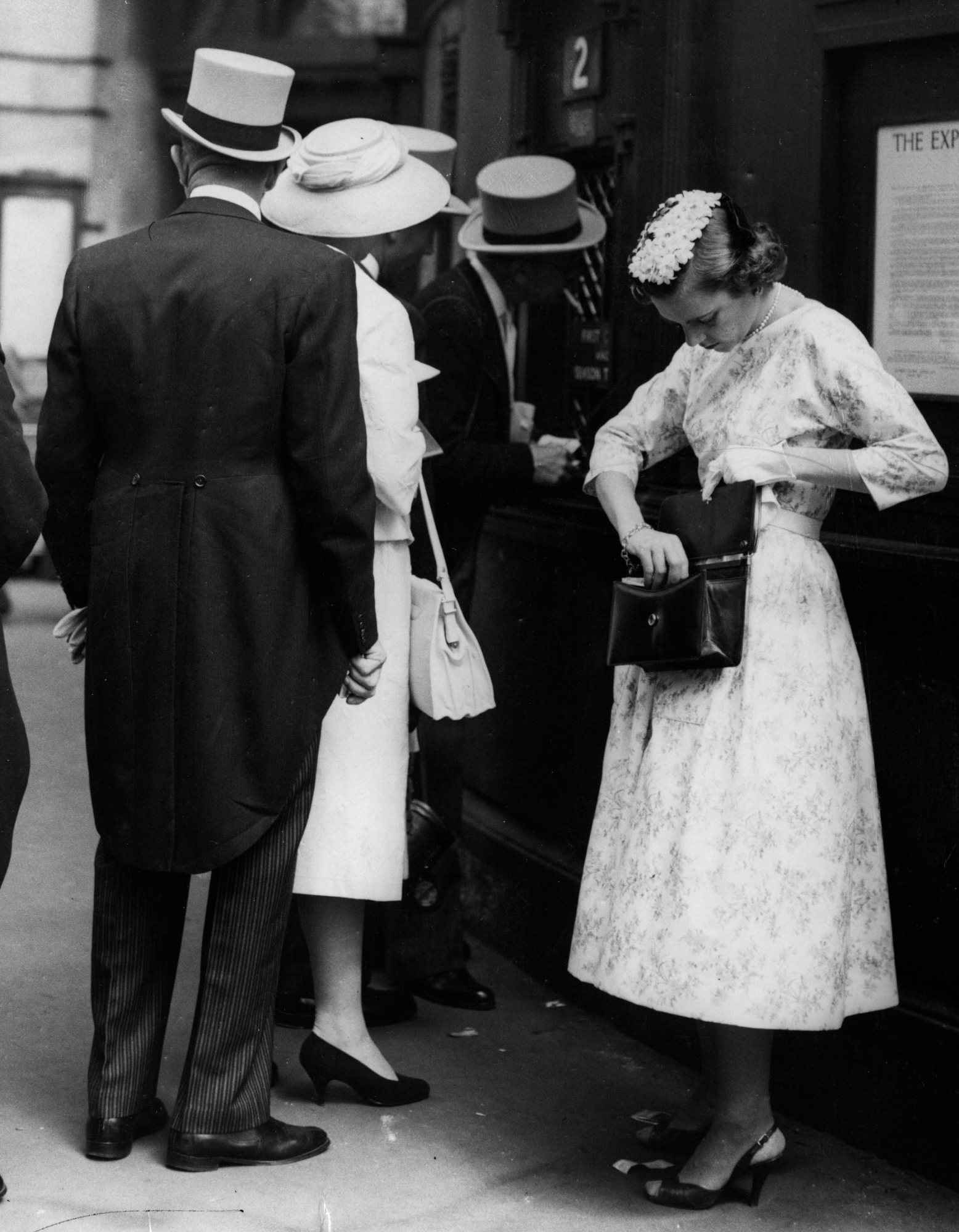 Exploring Iconic Women's Hat Styles of the 20th-21st Century and Seasonal Pairings