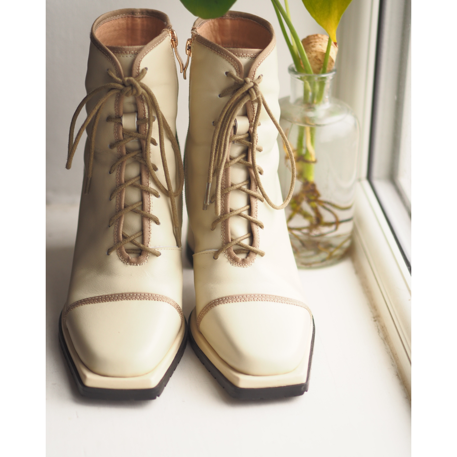 Ankle Vintage Leather Boots with Cord Laces Zalinah White