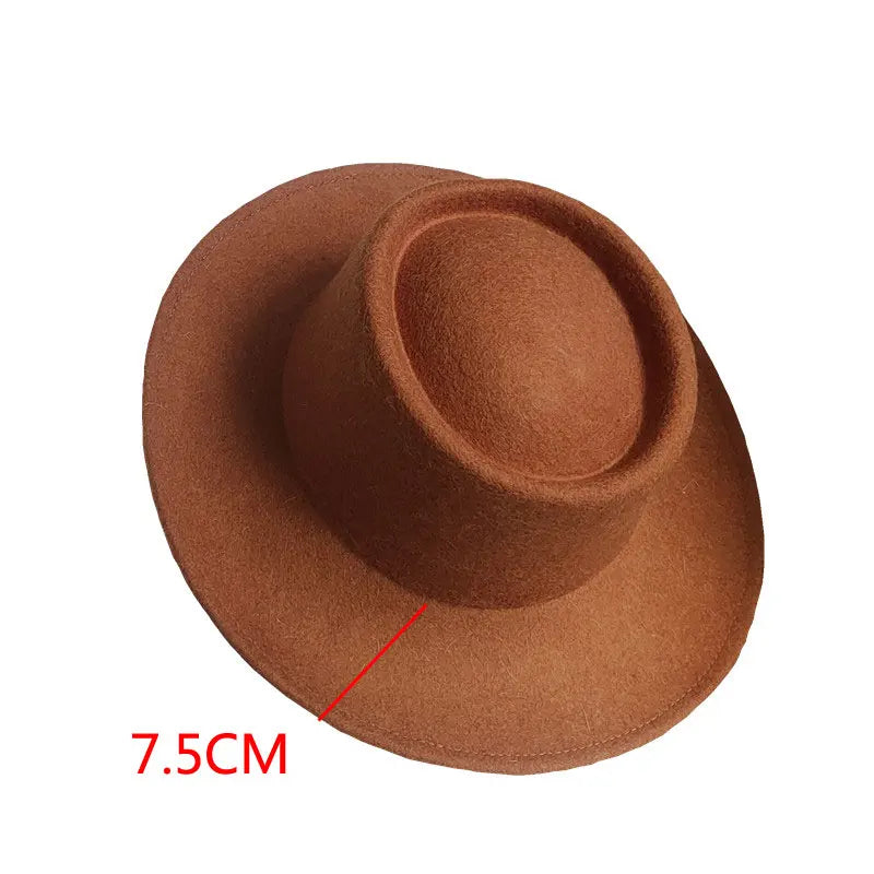 Brown hat with a measurement of 7.5CM on a white background