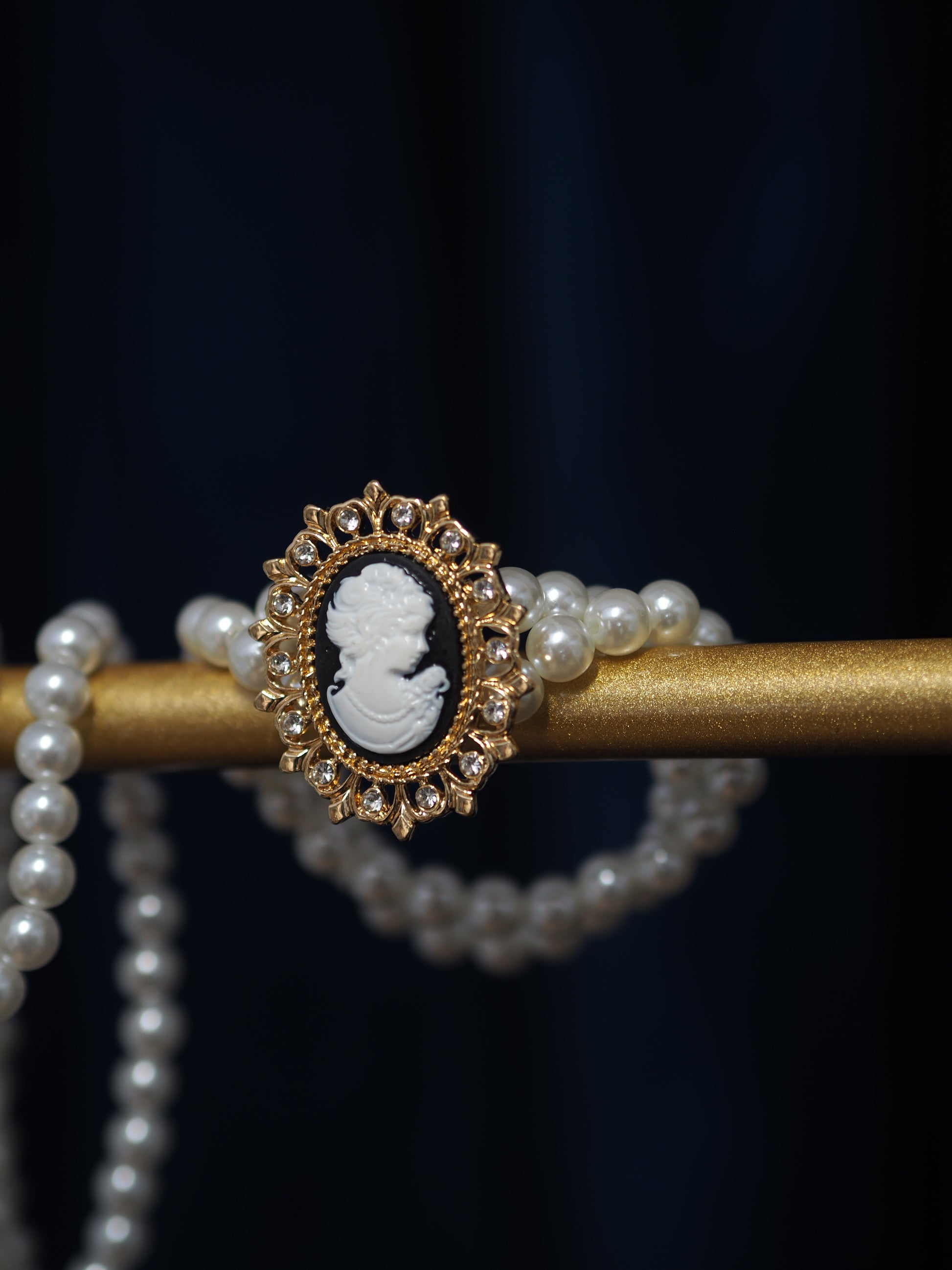 Cameo Pearl Necklace & Bracelet Set