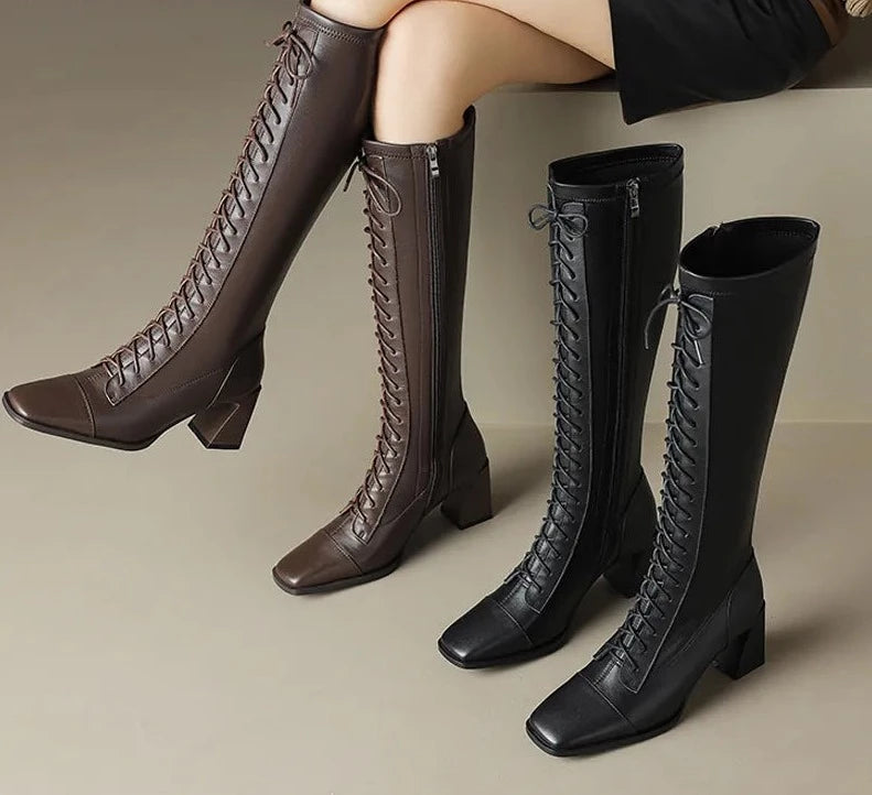 Kniehohe Lederstiefel mit Blockabsatz und quadratischer Zehenpartie und Schnürung - Kaffeebraun