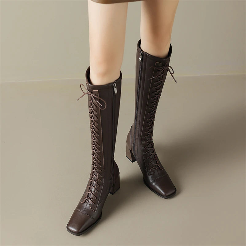 Kniehohe Lederstiefel mit Blockabsatz und quadratischer Zehenpartie und Schnürung - Kaffeebraun