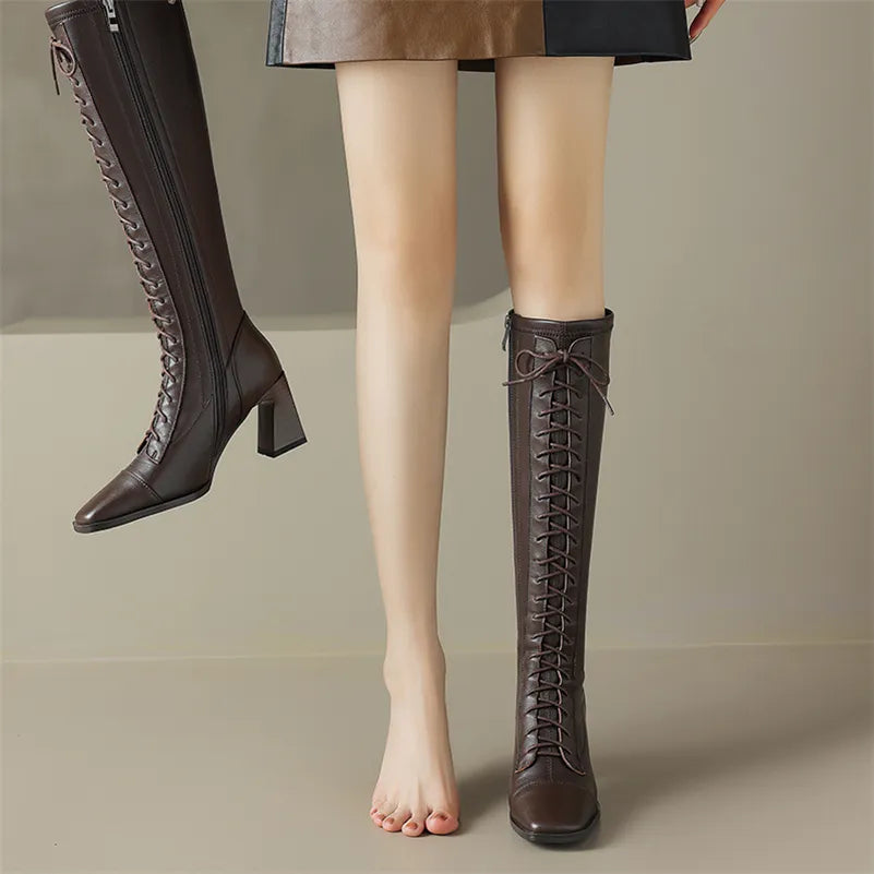 Kniehohe Lederstiefel mit Blockabsatz und quadratischer Zehenpartie und Schnürung - Kaffeebraun
