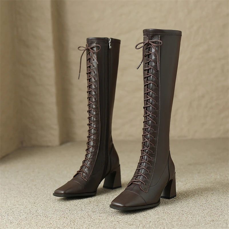 Kniehohe Lederstiefel mit Blockabsatz und quadratischer Zehenpartie und Schnürung - Kaffeebraun