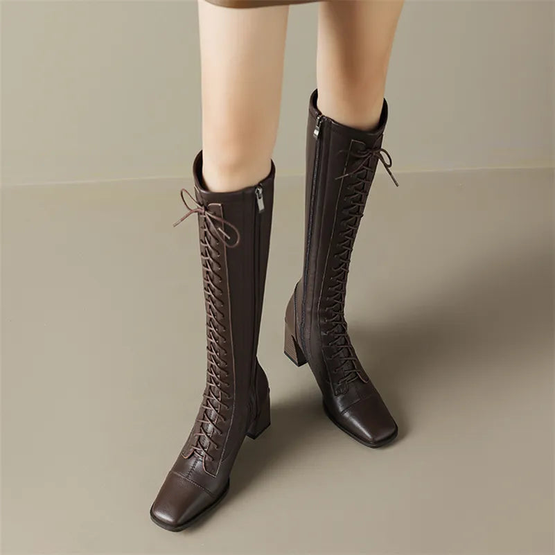 Kniehohe Lederstiefel mit Blockabsatz und quadratischer Zehenpartie und Schnürung - Kaffeebraun