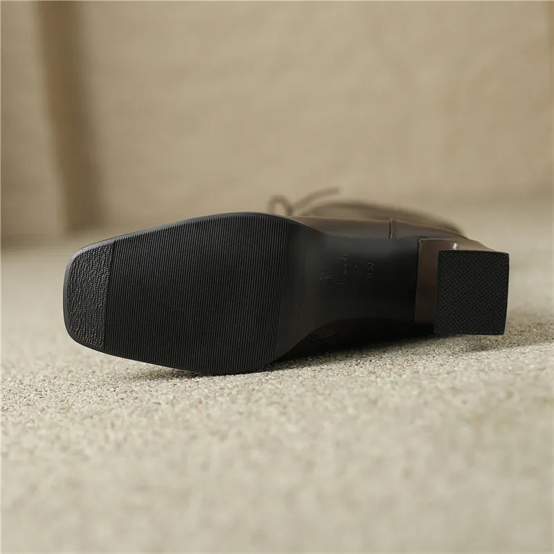 حذاء برباط من الجلد بطول الركبة وكعب مربع من الأمام - أسود