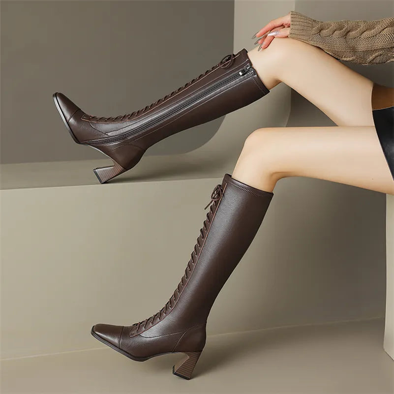 Kniehohe Lederstiefel mit Blockabsatz und quadratischer Zehenpartie und Schnürung - Kaffeebraun