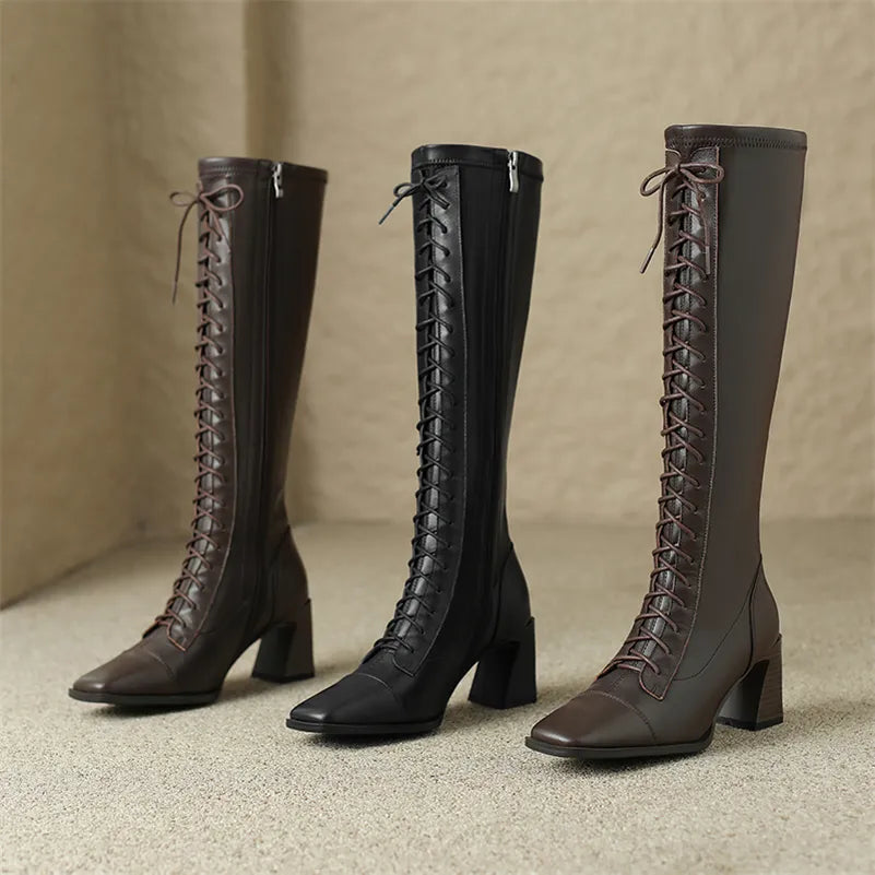 Kniehohe Lederstiefel mit Blockabsatz und quadratischer Zehenpartie und Schnürung - Kaffeebraun