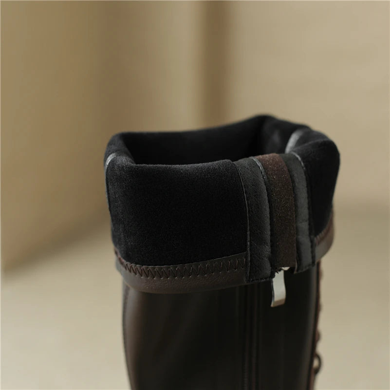 Kniehohe Lederstiefel mit Blockabsatz und quadratischer Zehenpartie und Schnürung - Kaffeebraun
