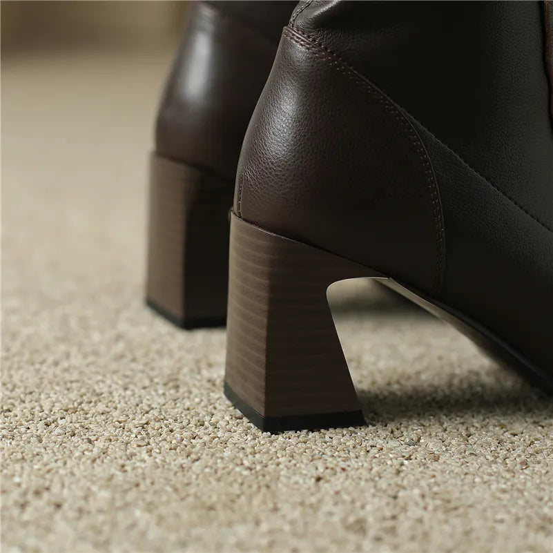 Kniehohe Lederstiefel mit Blockabsatz und quadratischer Zehenpartie und Schnürung - Kaffeebraun
